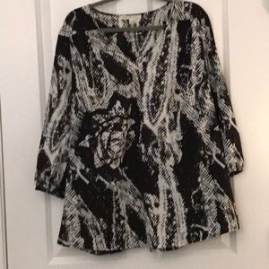Black and white v neck 3/4 sleeve blouse size 1x